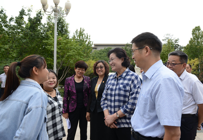 省政协副主席吴翠云来校调研